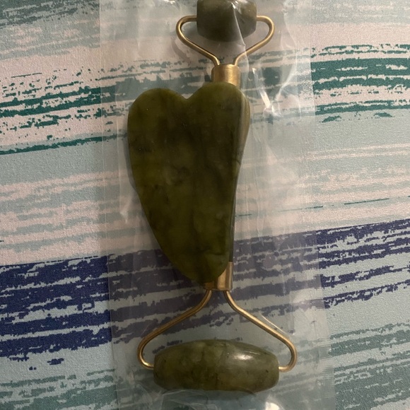 ROLLER AND GUA SHA SCRAPER TOOL - Picture 10 of 14